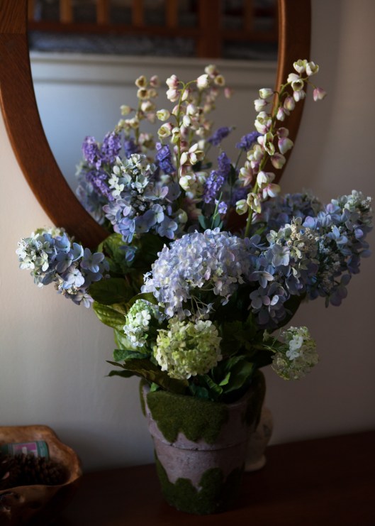 The arrangement for the foyer. I'll probably add a little more at the base. It looks a bit too tight but I'm crazy over the color.