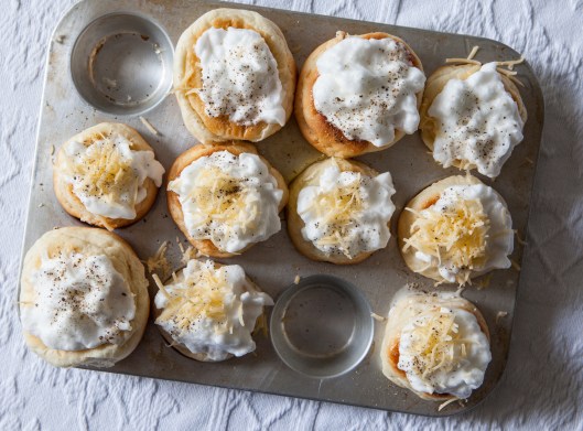 4 Meringue Breakfast Buns