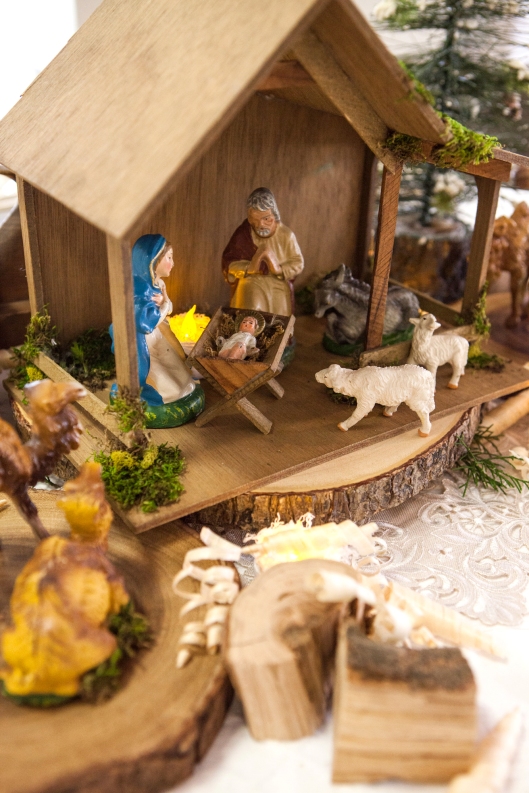 27-christmas-wood-tablescape-manger-1655