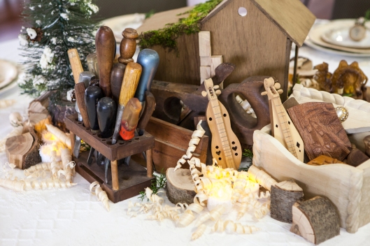 3-christmas-wood-tablescape-tools-1657